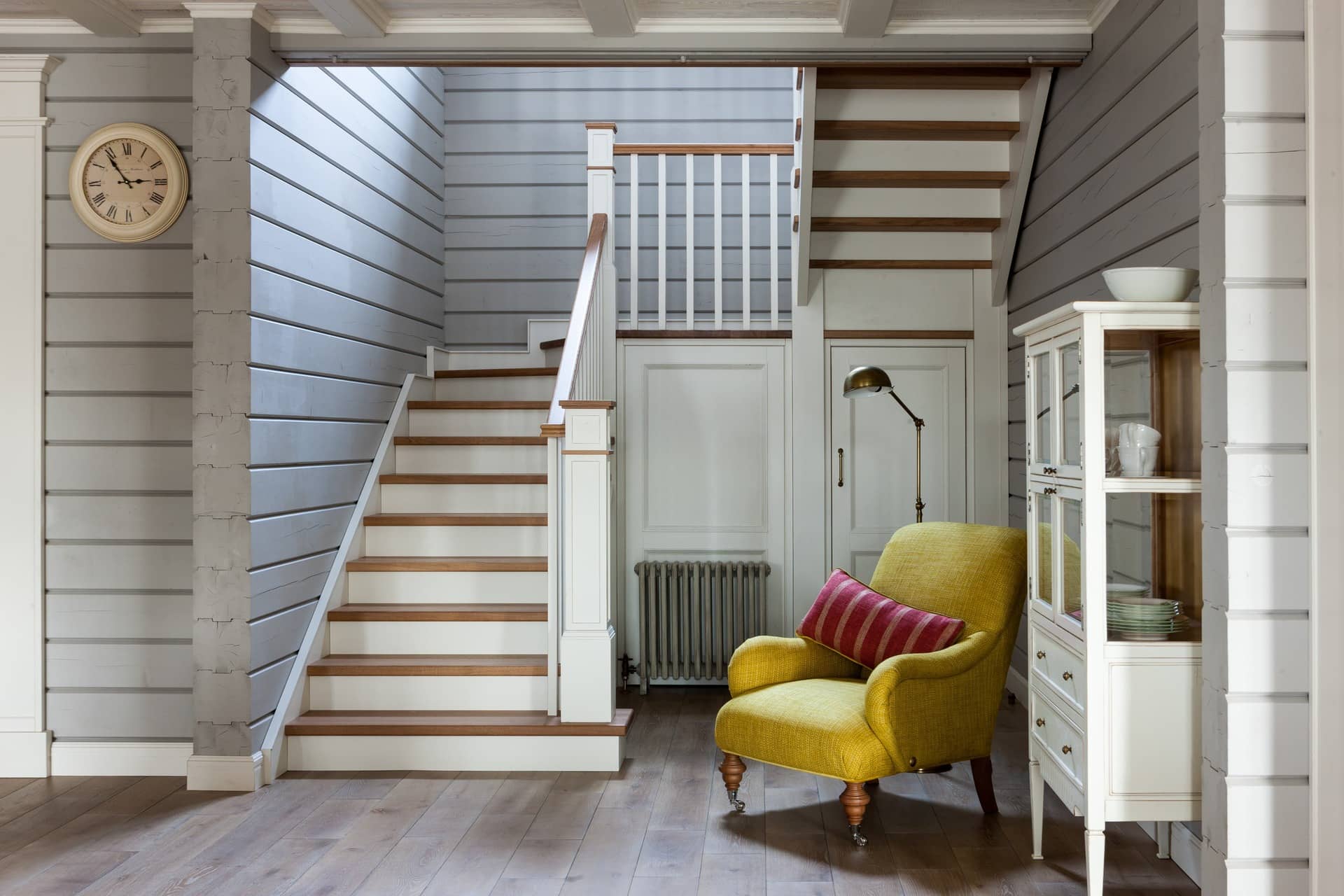 Белая лестница в деревянном доме
