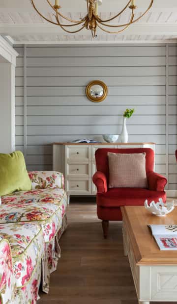 Сочетание пастельных и ярких цветов в гостиной