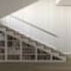 Место под лестницей сделано под библиотеку с книгами. Дизайн и ремонт дома в КП «Антоновка» — Загородный минимализм. Фото 09