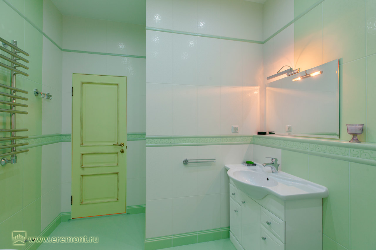 Зеркало с подсветкой отлично подходит интерьеру ванной