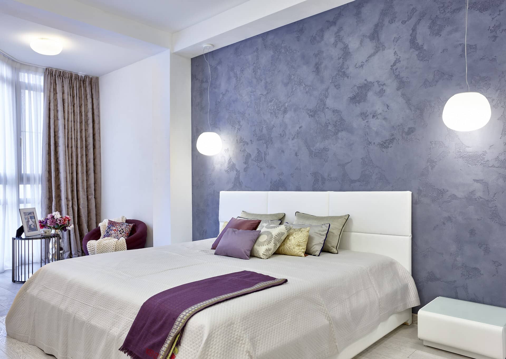 Современная спальня с деталями оттенков лилового и малинового цвета
