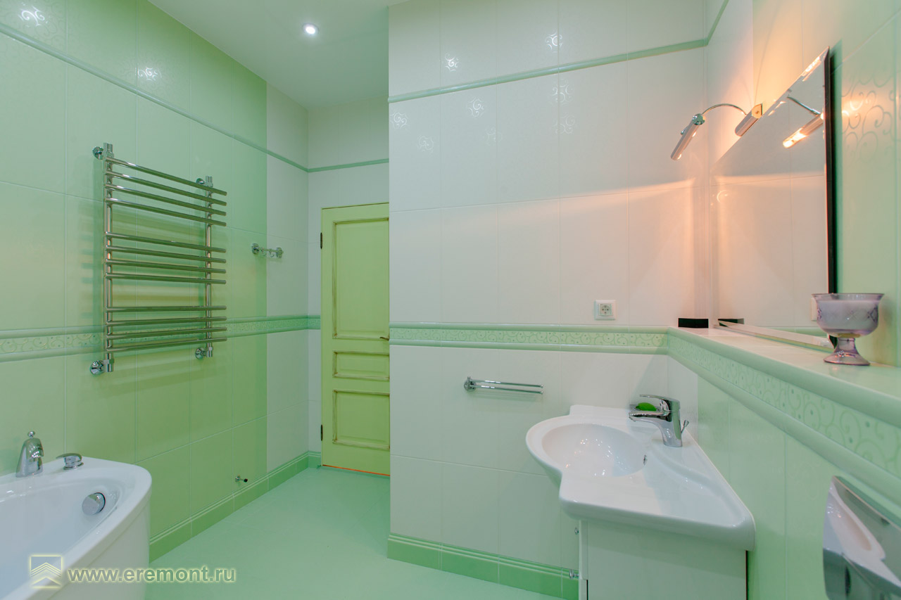 Дверь в цвет ванной комнаты отлично дополняет интерьер