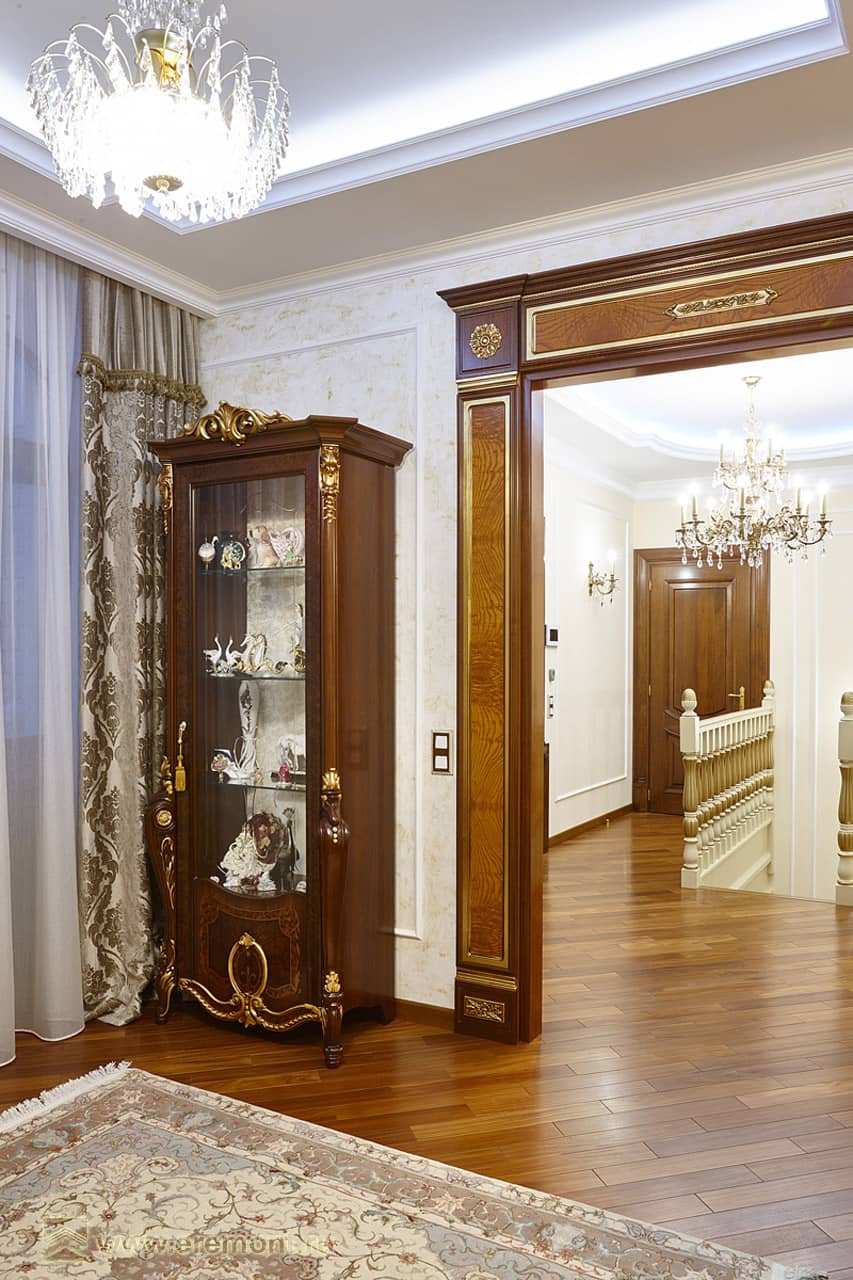 Стеллаж со стеклянной дверцей классического стиля барокко