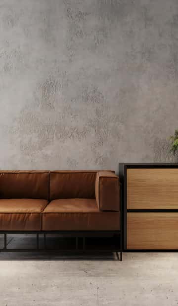 Для комфортного переобувания предусмотрели кожаный диван