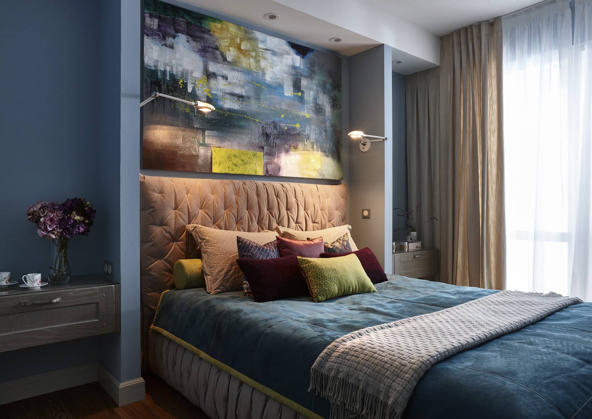 К сдержанному интерьеру спальни, добавлены яркие акценты в виде подушек и картин
