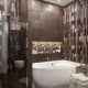 Плитка цвета тоффи в ванной комнате современного стиля. Классика интерьера контемпорари в жизни. Фото 039