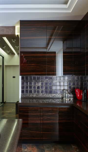 Фартук в кухне сделан из плитки тёмного синего оттенка