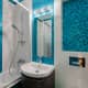 Широкое подсвеченное зеркало над раковиной в ванной. Дизайн и ремонт в квартире в Мытищах — Простая геометрия. Фото 044