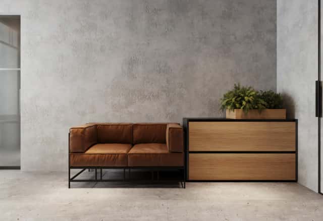 Фотографии нежилых помещений. Для комфортного переобувания предусмотрели кожаный диван.