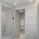 Ванная комната с ванной около панорамного зеркала. Дизайн и ремонт квартиры в ЖК «Крылатские холмы» — Гармония формы. Фото 0148