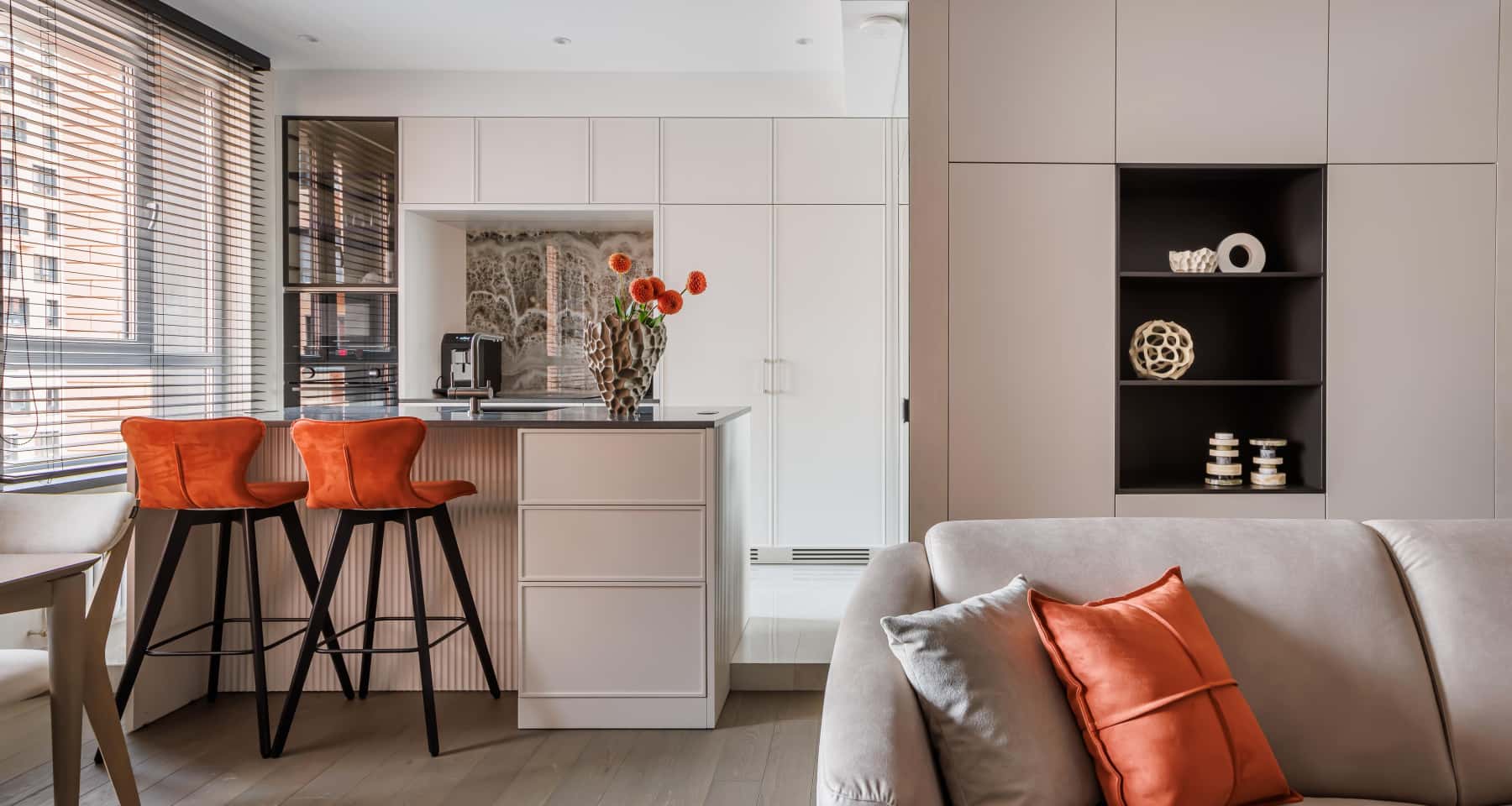 Сочетающиеся цвета в минималистичной гостиной — оранжевый и бежевый Сочетающиеся цвета в минималистичной гостиной — оранжевый и бежевый