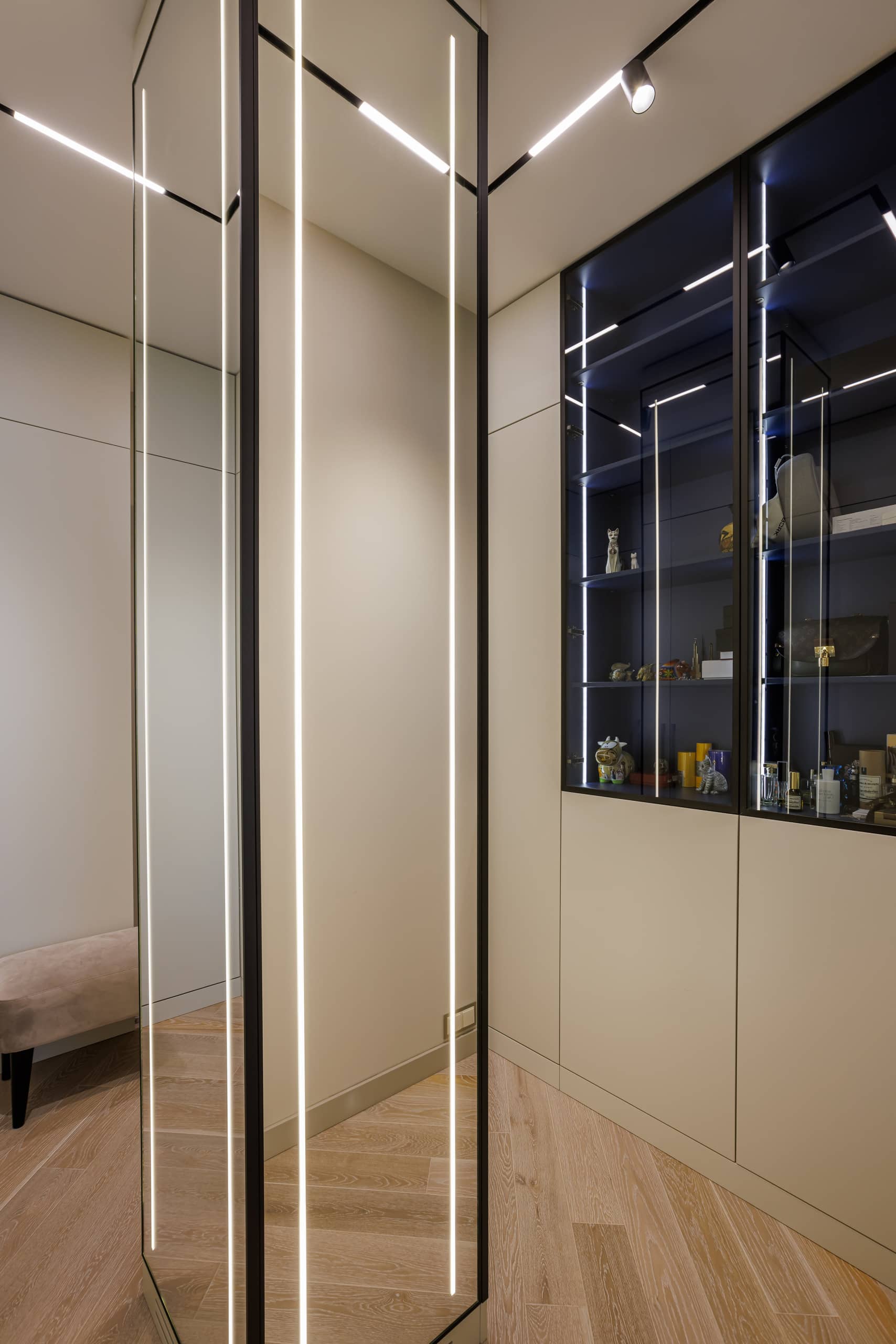 Высокие зеркала и светлые фасады шкафов создают ощущение свободного пространства