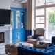 Синий диван в тон шкафам. Дизайн и ремонт таунхауса в ЖК «Парк Авеню» — Изысканный комфорт. Фото 021