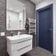 Дверь матового, синего цвета для входа в ванную комнату. Дизайн и ремонт квартиры в ЖК «Доминион» — Аскетичный интерьер. Фото 033