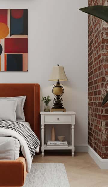 Яркий цвет обивки кровати перекликается с цветом кирпичей