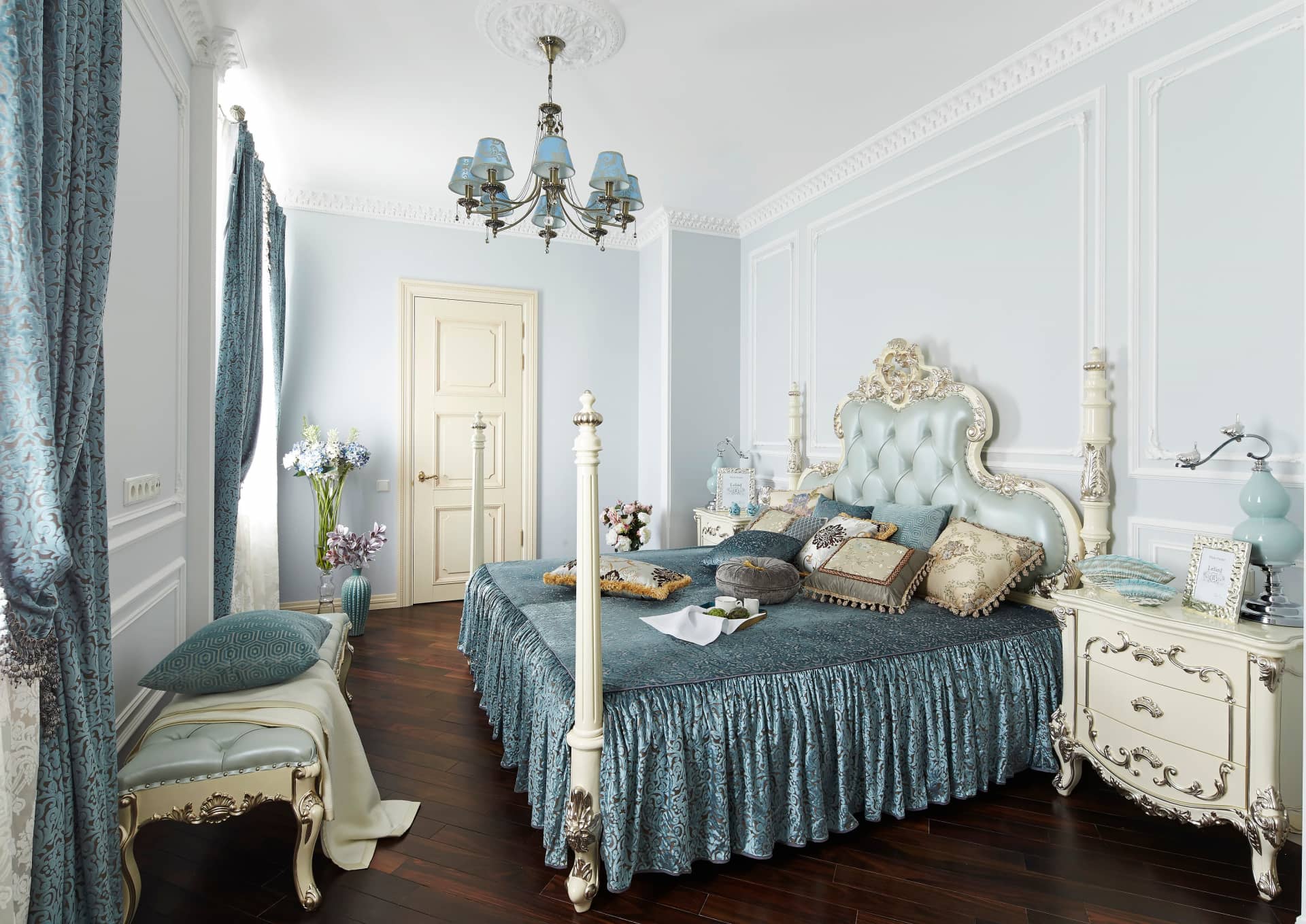 Кровать в классическом стиле белого цвета с резным дизайном на изголовье