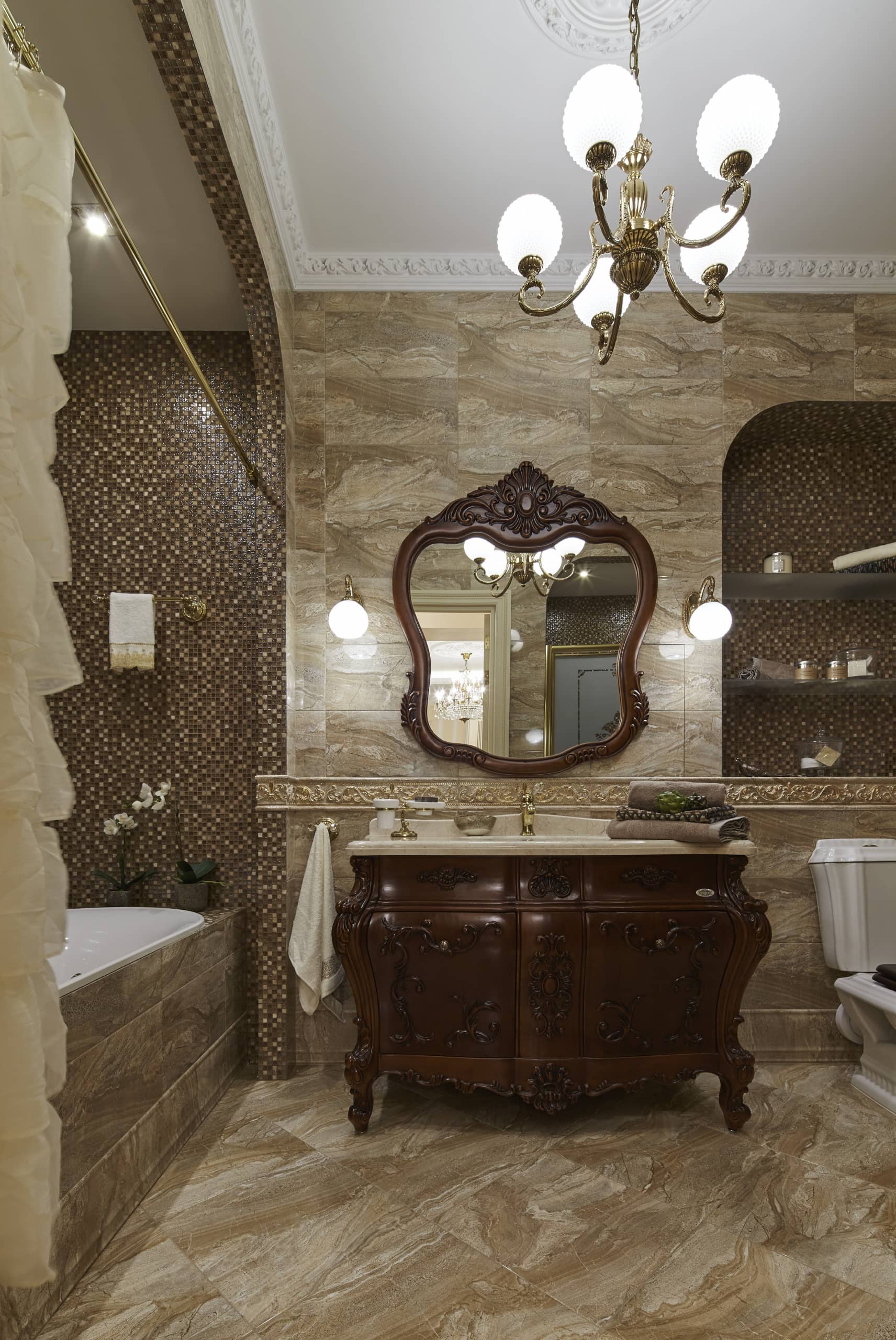 Ванная комната с мраморным покрытием и мозаикой шоколадного цвета