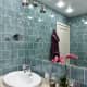 Зелёные мелкие квадратные плитки для украшения ванной комнаты. Дизайн и ремонт квартиры в ЖК «M-House»  — Функциональная эклектика. Фото 027