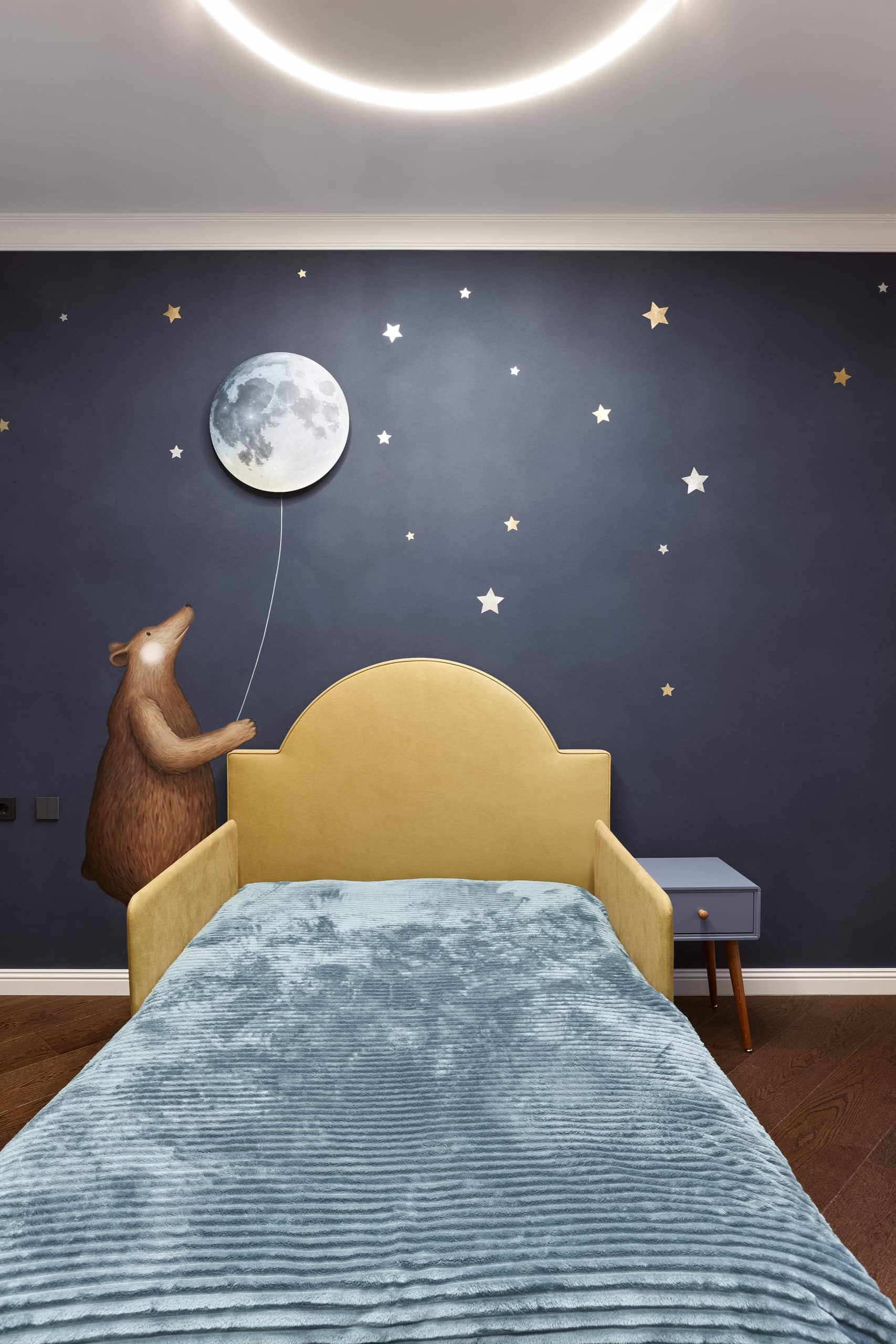Вручную нарисованный мишка на фоне звёздного неба, с настенным светильником-луной