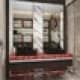 Высокое настенное зеркало с рамкой из "французских лилий" серебристого цвета. Дизайн и ремонт квартиры на Новом Арбате — Буйное творчество. Фото 020
