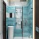 Белые и голубые шестиугольные плитки в интерьере ванной комнаты. Дизайн и ремонт квартиры в ЖК «Маршала Захарова» — Скромное обаяние. Фото 027