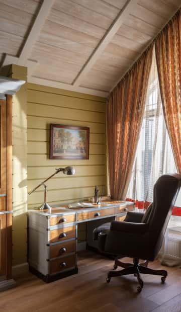 Деревянный письменный стол с элементами лофт в кабинете