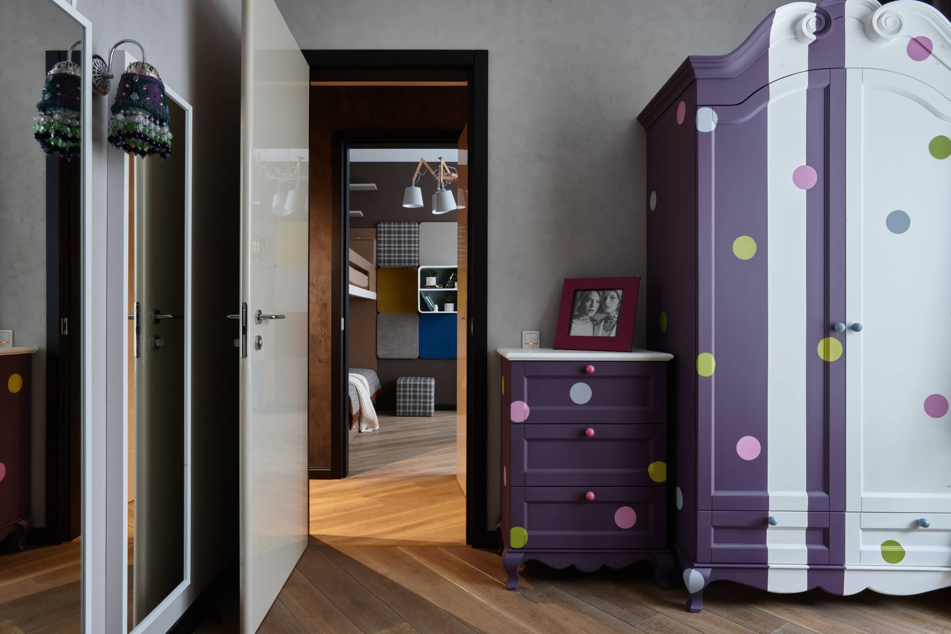 Яркий фиолетовый шкаф с белыми вставками
