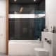 Чёрные глянцевые плиты для украшения ванной комнаты. Дизайн и ремонт квартиры в ЖК «Редсайд» — Смелые идеи. Фото 031