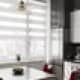 Стена с серебристой плиткой для кухни. Дизайн и ремонт квартиры в ЖК «Ривер Парк» — Брутальный Нью-Йорк. Фото 020