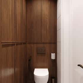 Дух Монмартра. Дизайн и ремонт квартиры 101м2 в ЖК Врубеля 4 во французской классике. Гостевой санузел, фото 01