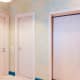 Бирюзовая квадратная мозаика обрамляет большое зеркало на стене в ванной. Дизайн и ремонт квартира у парка Бутово — Для молодой мамы. Фото 01