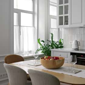 Стену около окна декорировали зеркалом, которое преображает геометрию пространства