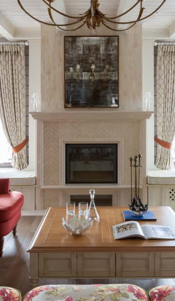 Мягкая зона у окна с камином в центре