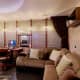 Полу - круглый алый диван с розовыми подушками. Дизайн и ремонт квартиры в ЖК «Корона» — Венецианский фестиваль. Фото 024