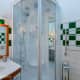 Необычное решение для плитки в ванной зеленых и белых оттенков. Дизайн и ремонт в квартире в ЖК «Миракс Парк» — Чудеса Классики. Фото 028