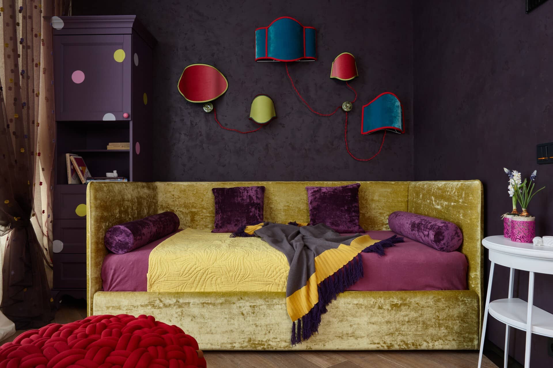 Подушки на диване яркого фиолетового цвета для контраста