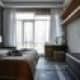 Соединение каменного пола в кухне и серого ковра в гостиной. Дизайн и ремонт квартиры в ЖК «Barkli Park» — Витрувианская квартира. Фото 031