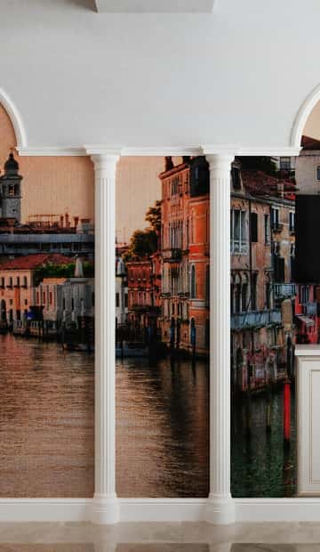 Фреску декорировали полуколоннами, с помощью молдингов имитировали арки