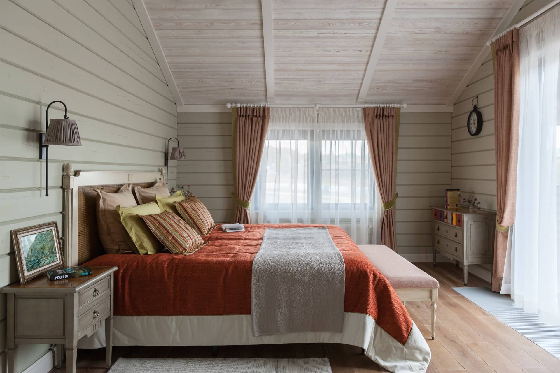 Нежная спальня с ярким текстилем