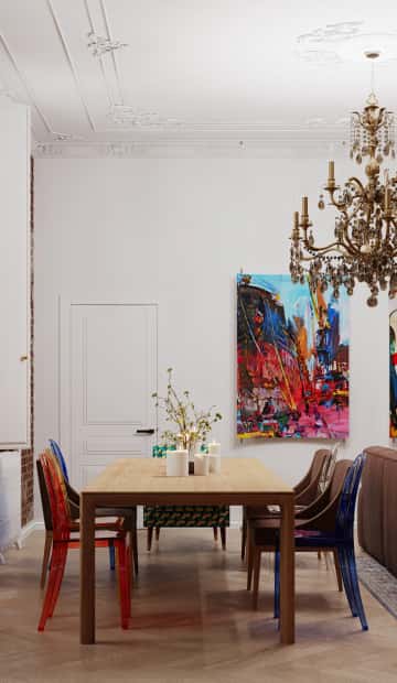 Минималистичный обеденный стол окружают кресла и стулья различных форм, цветов и материалов