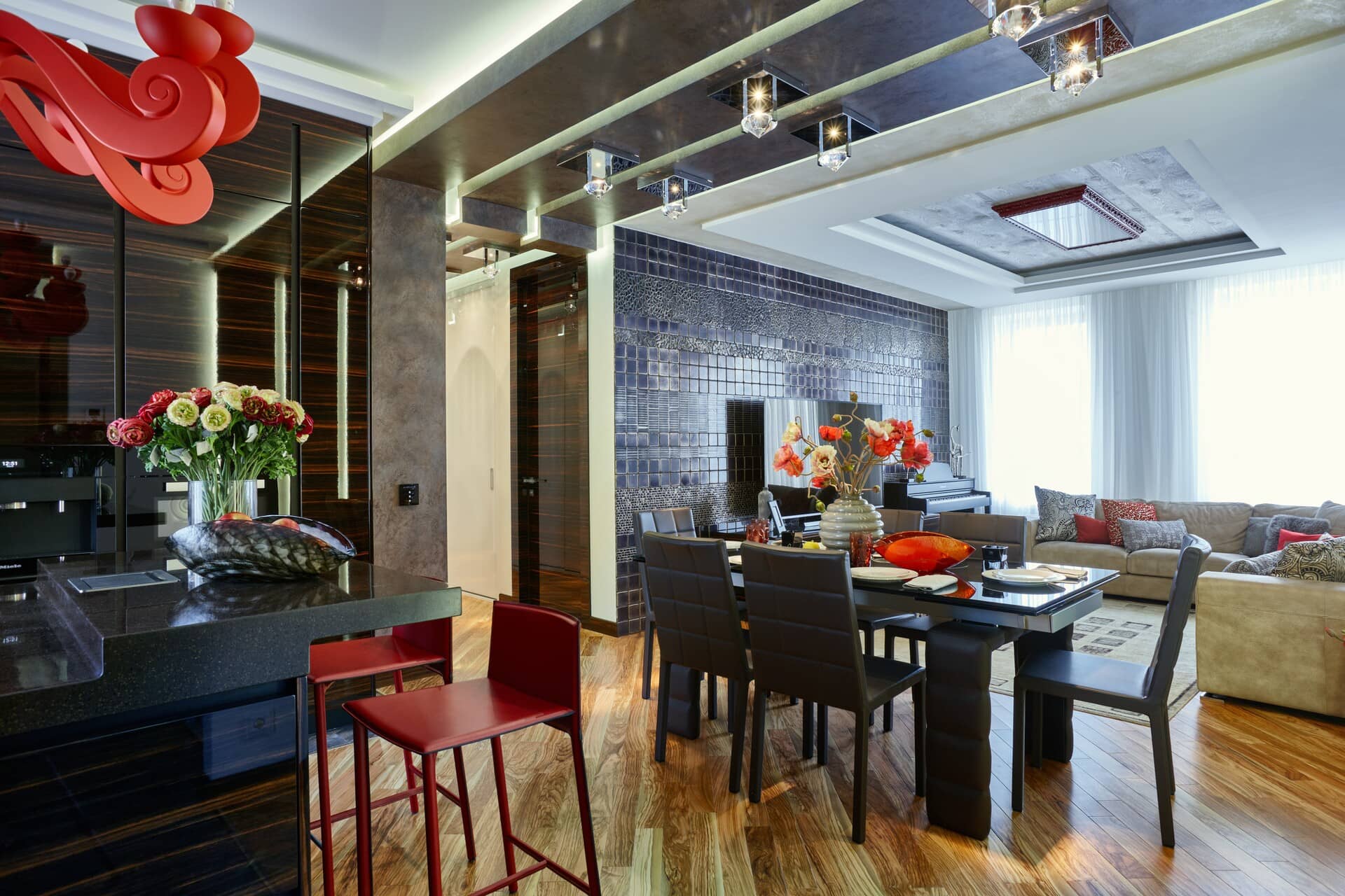 Гостиная и кухня соединены вместе для современного интерьера