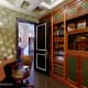 Письменный стол с покрытием алого цвета из тёмного дуба. Дизайн и ремонт квартиры в ЖК «Корона» — Венецианский фестиваль. Фото 020