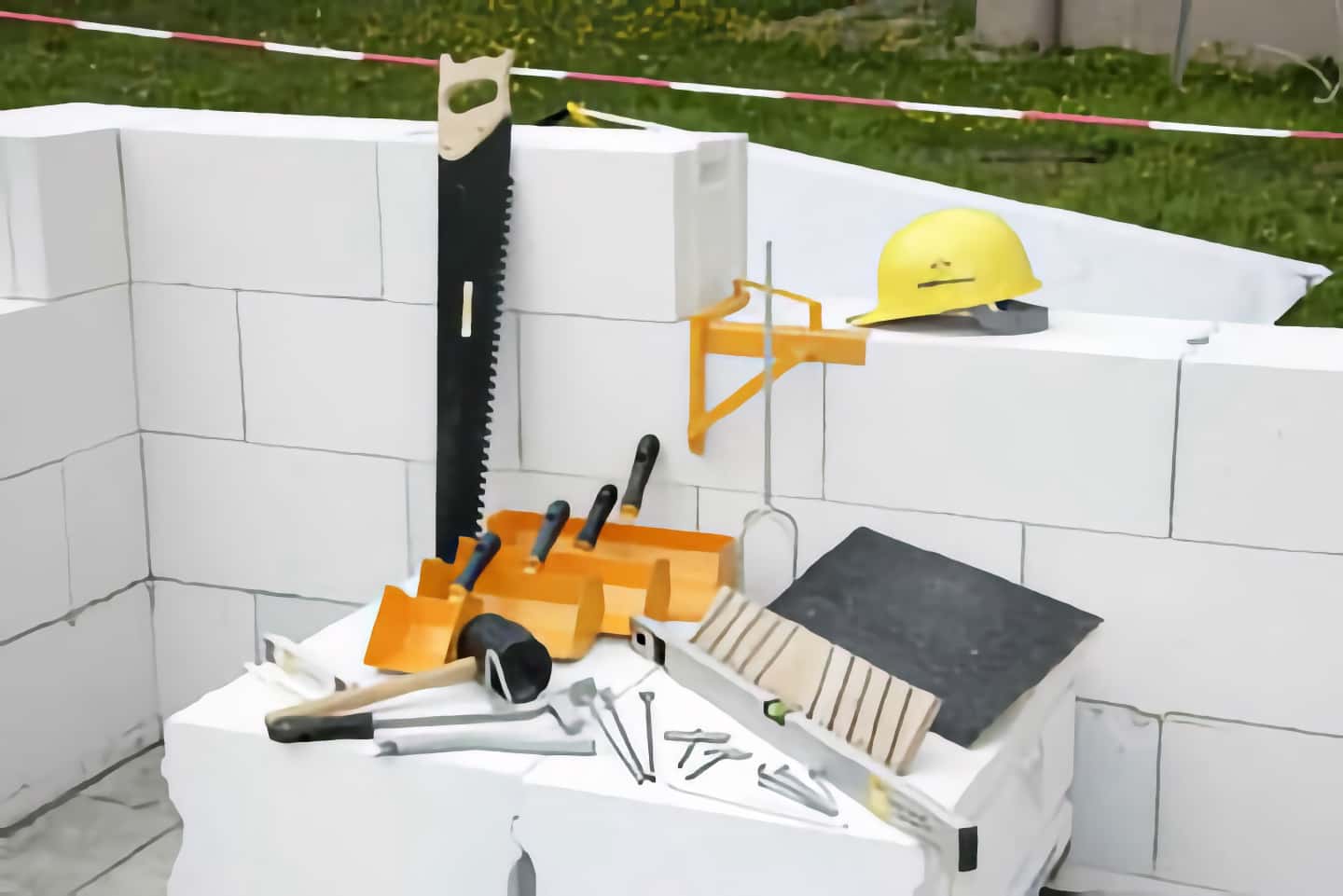 Стены дома: кирпич или газоблоки