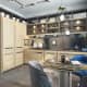 Кухня кремового цвета со стеклянными дверцами. Дизайн и ремонт кухонь в разных стилях. Фото 03