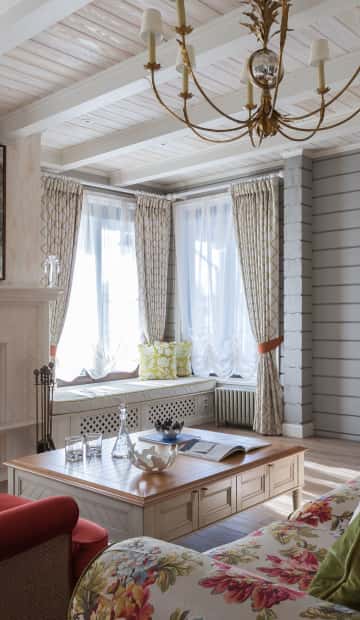 Светлая гостиная в доме из бруса