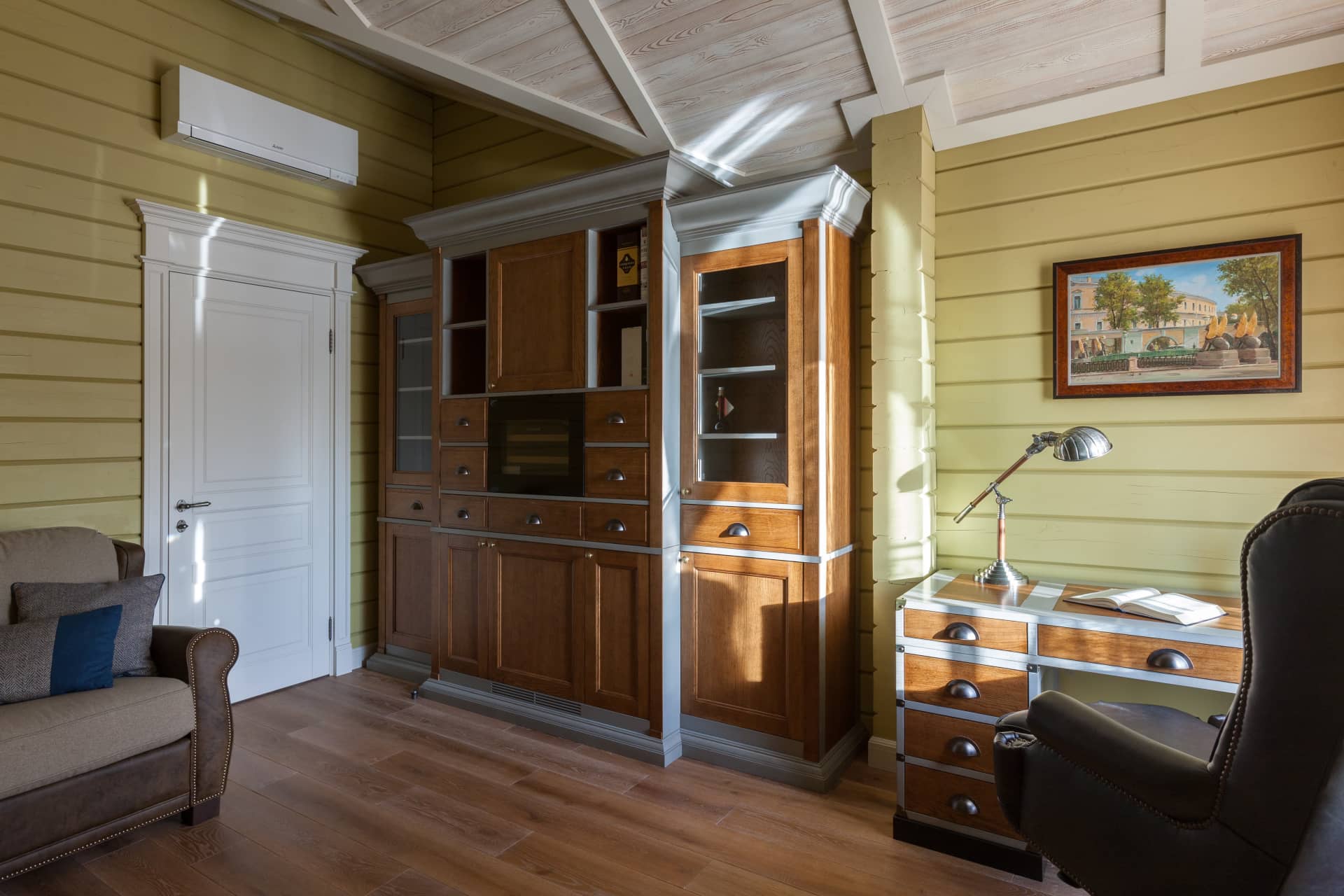 Яркий кабинет с деревянной мебелью