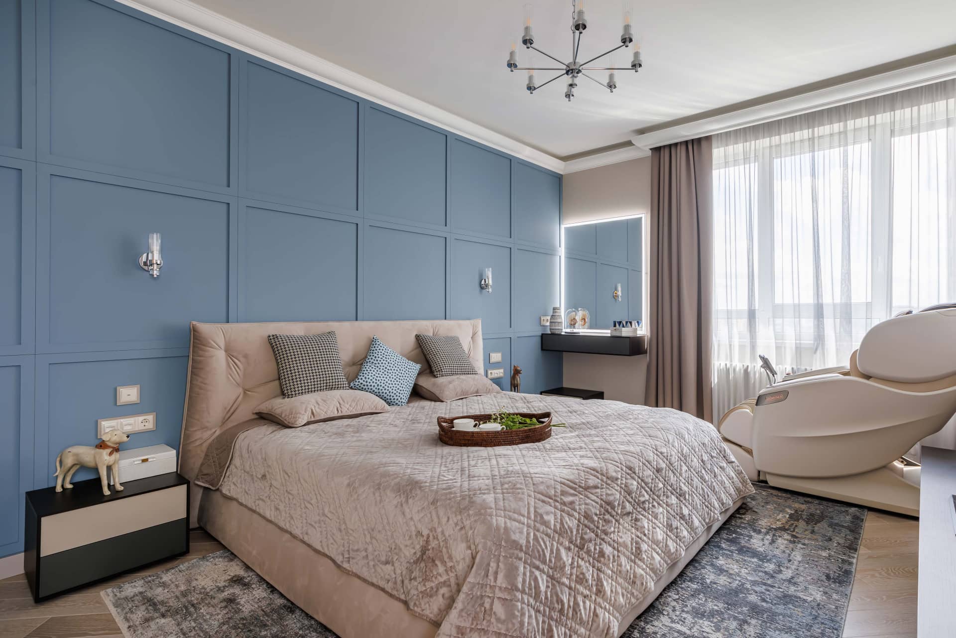 Оформление интерьера спальни в синий цвет. Фото № 70680.