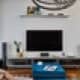 Яркий диван с бархатистой обивкой в гостиной. Дизайн и ремонт квартиры в ЖК «Дубровская Слобода»  — Возвращение к простоте. Фото 014