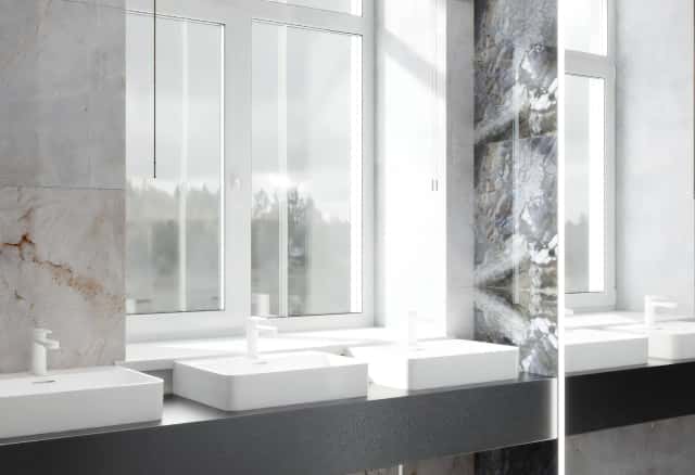 Фотографии нежилых помещений. На окна повесили бронзовые жалюзи.