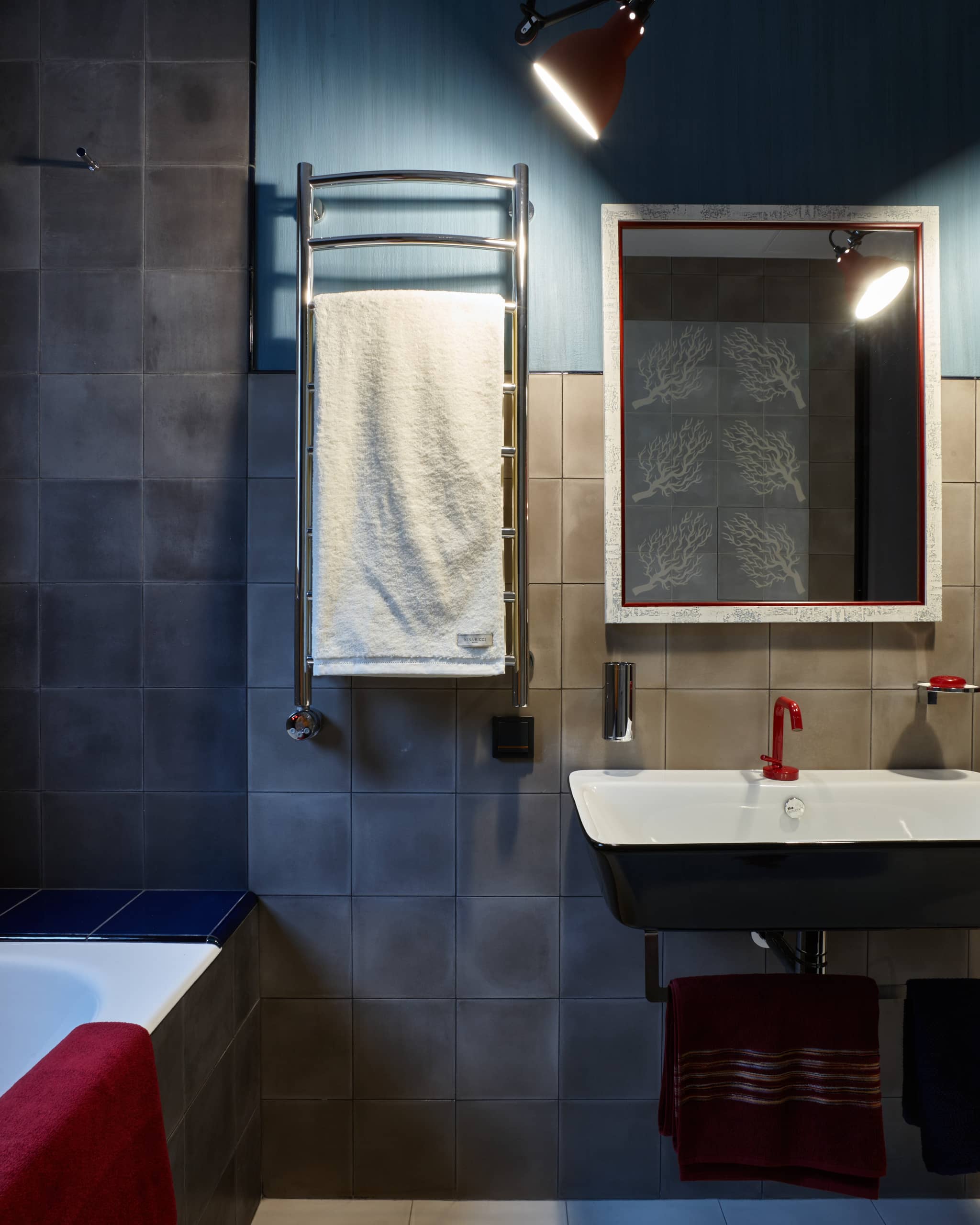 Красные украшения в ванной комнате добавляют интерьеру изысканности